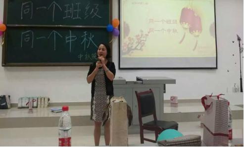护理学院副书记杨英与学生共度中秋